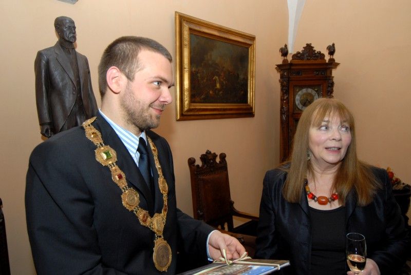 Historická pečeť města Plzně pro světově uznávanou antropoložku Judith Okely. Judith Okely byla jako vůbec první žena přijata do Oxfordské unie, nejprestižnější britské debatní společnosti. V kontextu společenských věd je vyzdvihována za to, že jako první uskutečnila antropologický terénní výzkum ve vlastní společnosti. V oboru, který se do té doby věnoval takřka výhradně studiu tzv. domorodých a exotických společností tak předznamenala zásadní obrat. Její slavné výzkumy britských Travellerů-Cikánů položily základ antropologie Evropy, která se v současnosti rozvíjí nejen v západní, ale i ve střední a východní části tohoto kontinentu. V neposlední řadě proslula pronikavými interpretacemi díla francouzské myslitelky Simone de Beauvoir a výzkumem vizuální kultury ve francouzské Normandii.