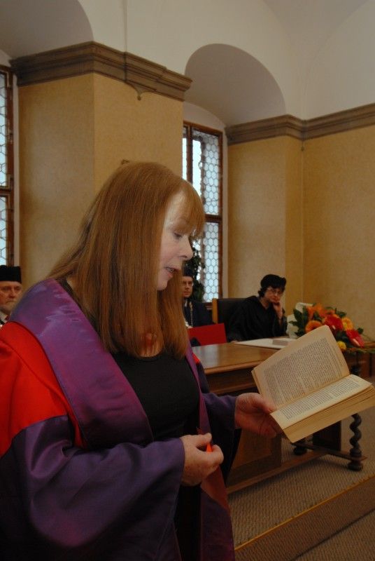 Historická pečeť města Plzně pro světově uznávanou antropoložku Judith Okely. Judith Okely byla jako vůbec první žena přijata do Oxfordské unie, nejprestižnější britské debatní společnosti. V kontextu společenských věd je vyzdvihována za to, že jako první uskutečnila antropologický terénní výzkum ve vlastní společnosti. V oboru, který se do té doby věnoval takřka výhradně studiu tzv. domorodých a exotických společností tak předznamenala zásadní obrat. Její slavné výzkumy britských Travellerů-Cikánů položily základ antropologie Evropy, která se v současnosti rozvíjí nejen v západní, ale i ve střední a východní části tohoto kontinentu. V neposlední řadě proslula pronikavými interpretacemi díla francouzské myslitelky Simone de Beauvoir a výzkumem vizuální kultury ve francouzské Normandii.