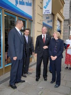 Předání daru velvyslance USA primátorovi města Plzně