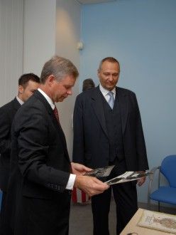 Předání daru velvyslance USA primátorovi města Plzně