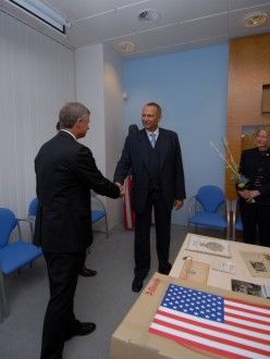 Předání daru velvyslance USA primátorovi města Plzně