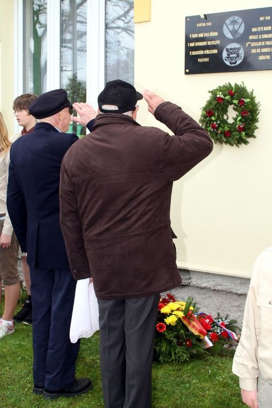 V pondělí 3. května 2010 navštívili zástupci belgických veteránů, kteří se účastnili Slavností svobody 2010, také město Holýšov. Pánové Artur Otto a Louis A.H. Gilhoul, se zúčastnili slavnostního odhalení Pamětní desky veteránům 17. belgického střeleckého praporu. Ve středu 5. května 2010 se američtí veteráni vydali na cestu po západních Čechách. Zamířili např. do Trhanova, kde uctili památku pilota Virgila Paula Kirkhama, který byl v posledních dnech války sestřelen se svým letounem a havaroval v lese právě poblíž Trhanova. Američtí veteráni navštívili také Domažlice a Kdyni.