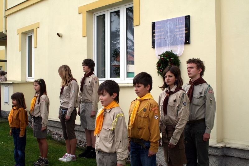 V pondělí 3. května 2010 navštívili zástupci belgických veteránů, kteří se účastnili Slavností svobody 2010, také město Holýšov. Pánové Artur Otto a Louis A.H. Gilhoul, se zúčastnili slavnostního odhalení Pamětní desky veteránům 17. belgického střeleckého praporu. Ve středu 5. května 2010 se američtí veteráni vydali na cestu po západních Čechách. Zamířili např. do Trhanova, kde uctili památku pilota Virgila Paula Kirkhama, který byl v posledních dnech války sestřelen se svým letounem a havaroval v lese právě poblíž Trhanova. Američtí veteráni navštívili také Domažlice a Kdyni.