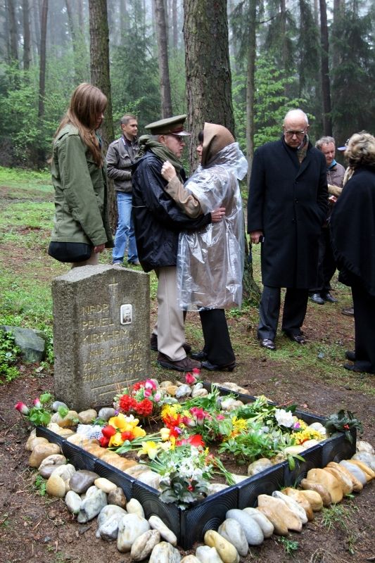 V pondělí 3. května 2010 navštívili zástupci belgických veteránů, kteří se účastnili Slavností svobody 2010, také město Holýšov. Pánové Artur Otto a Louis A.H. Gilhoul, se zúčastnili slavnostního odhalení Pamětní desky veteránům 17. belgického střeleckého praporu. Ve středu 5. května 2010 se američtí veteráni vydali na cestu po západních Čechách. Zamířili např. do Trhanova, kde uctili památku pilota Virgila Paula Kirkhama, který byl v posledních dnech války sestřelen se svým letounem a havaroval v lese právě poblíž Trhanova. Američtí veteráni navštívili také Domažlice a Kdyni.
