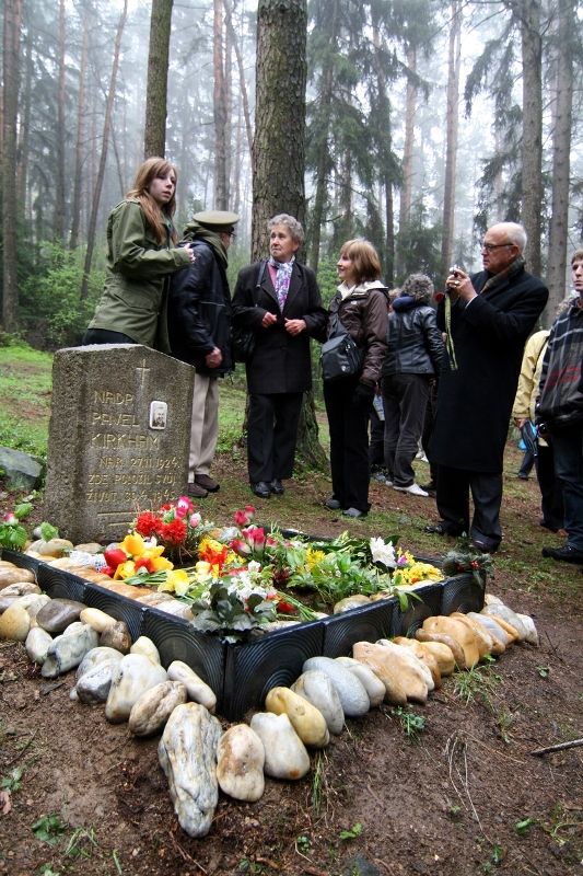 V pondělí 3. května 2010 navštívili zástupci belgických veteránů, kteří se účastnili Slavností svobody 2010, také město Holýšov. Pánové Artur Otto a Louis A.H. Gilhoul, se zúčastnili slavnostního odhalení Pamětní desky veteránům 17. belgického střeleckého praporu. Ve středu 5. května 2010 se američtí veteráni vydali na cestu po západních Čechách. Zamířili např. do Trhanova, kde uctili památku pilota Virgila Paula Kirkhama, který byl v posledních dnech války sestřelen se svým letounem a havaroval v lese právě poblíž Trhanova. Američtí veteráni navštívili také Domažlice a Kdyni.