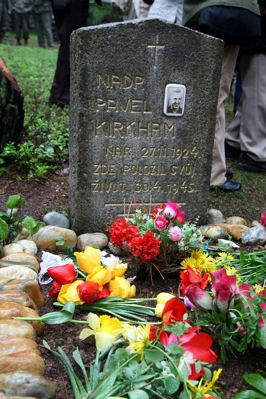 V pondělí 3. května 2010 navštívili zástupci belgických veteránů, kteří se účastnili Slavností svobody 2010, také město Holýšov. Pánové Artur Otto a Louis A.H. Gilhoul, se zúčastnili slavnostního odhalení Pamětní desky veteránům 17. belgického střeleckého praporu. Ve středu 5. května 2010 se američtí veteráni vydali na cestu po západních Čechách. Zamířili např. do Trhanova, kde uctili památku pilota Virgila Paula Kirkhama, který byl v posledních dnech války sestřelen se svým letounem a havaroval v lese právě poblíž Trhanova. Američtí veteráni navštívili také Domažlice a Kdyni.