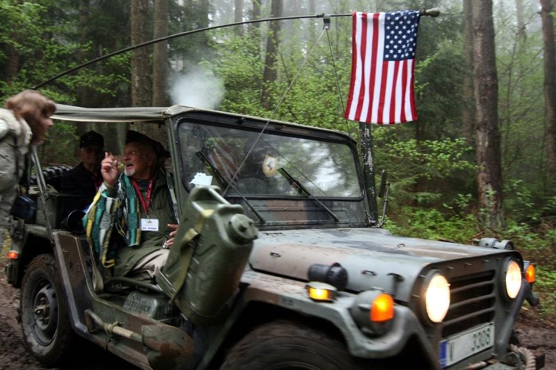 V pondělí 3. května 2010 navštívili zástupci belgických veteránů, kteří se účastnili Slavností svobody 2010, také město Holýšov. Pánové Artur Otto a Louis A.H. Gilhoul, se zúčastnili slavnostního odhalení Pamětní desky veteránům 17. belgického střeleckého praporu. Ve středu 5. května 2010 se američtí veteráni vydali na cestu po západních Čechách. Zamířili např. do Trhanova, kde uctili památku pilota Virgila Paula Kirkhama, který byl v posledních dnech války sestřelen se svým letounem a havaroval v lese právě poblíž Trhanova. Američtí veteráni navštívili také Domažlice a Kdyni.