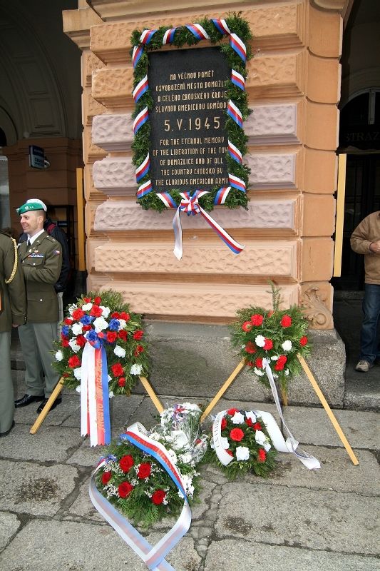 V pondělí 3. května 2010 navštívili zástupci belgických veteránů, kteří se účastnili Slavností svobody 2010, také město Holýšov. Pánové Artur Otto a Louis A.H. Gilhoul, se zúčastnili slavnostního odhalení Pamětní desky veteránům 17. belgického střeleckého praporu. Ve středu 5. května 2010 se američtí veteráni vydali na cestu po západních Čechách. Zamířili např. do Trhanova, kde uctili památku pilota Virgila Paula Kirkhama, který byl v posledních dnech války sestřelen se svým letounem a havaroval v lese právě poblíž Trhanova. Američtí veteráni navštívili také Domažlice a Kdyni.