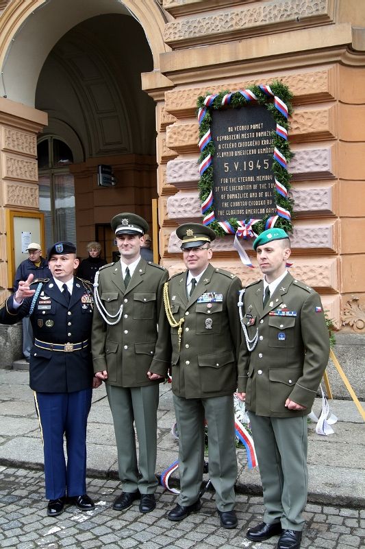 V pondělí 3. května 2010 navštívili zástupci belgických veteránů, kteří se účastnili Slavností svobody 2010, také město Holýšov. Pánové Artur Otto a Louis A.H. Gilhoul, se zúčastnili slavnostního odhalení Pamětní desky veteránům 17. belgického střeleckého praporu. Ve středu 5. května 2010 se američtí veteráni vydali na cestu po západních Čechách. Zamířili např. do Trhanova, kde uctili památku pilota Virgila Paula Kirkhama, který byl v posledních dnech války sestřelen se svým letounem a havaroval v lese právě poblíž Trhanova. Američtí veteráni navštívili také Domažlice a Kdyni.