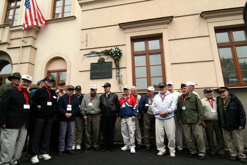 V pondělí 3. května 2010 navštívili zástupci belgických veteránů, kteří se účastnili Slavností svobody 2010, také město Holýšov. Pánové Artur Otto a Louis A.H. Gilhoul, se zúčastnili slavnostního odhalení Pamětní desky veteránům 17. belgického střeleckého praporu. Ve středu 5. května 2010 se američtí veteráni vydali na cestu po západních Čechách. Zamířili např. do Trhanova, kde uctili památku pilota Virgila Paula Kirkhama, který byl v posledních dnech války sestřelen se svým letounem a havaroval v lese právě poblíž Trhanova. Američtí veteráni navštívili také Domažlice a Kdyni.