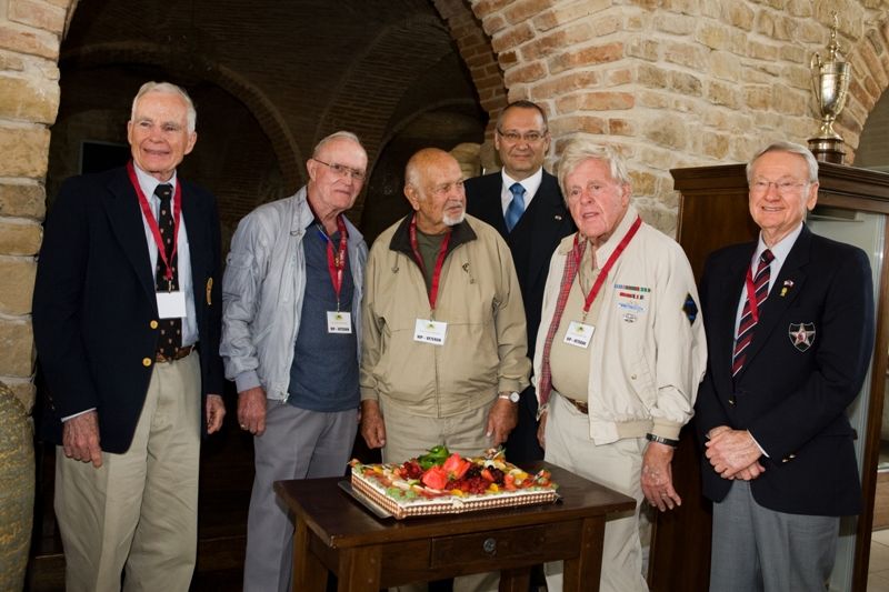 V pondělí 3. května 2010 navštívili zástupci belgických veteránů, kteří se účastnili Slavností svobody 2010, také město Holýšov. Pánové Artur Otto a Louis A.H. Gilhoul, se zúčastnili slavnostního odhalení Pamětní desky veteránům 17. belgického střeleckého praporu. Ve středu 5. května 2010 se američtí veteráni vydali na cestu po západních Čechách. Zamířili např. do Trhanova, kde uctili památku pilota Virgila Paula Kirkhama, který byl v posledních dnech války sestřelen se svým letounem a havaroval v lese právě poblíž Trhanova. Američtí veteráni navštívili také Domažlice a Kdyni.