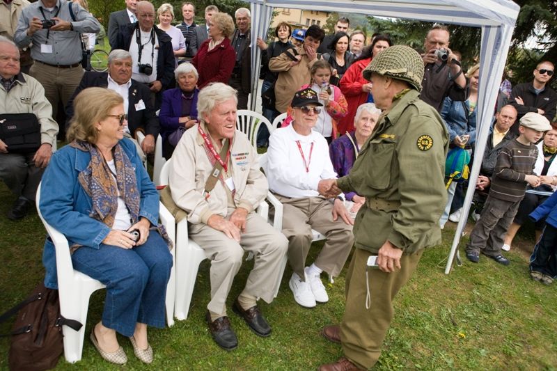 V pondělí 3. května 2010 navštívili zástupci belgických veteránů, kteří se účastnili Slavností svobody 2010, také město Holýšov. Pánové Artur Otto a Louis A.H. Gilhoul, se zúčastnili slavnostního odhalení Pamětní desky veteránům 17. belgického střeleckého praporu. Ve středu 5. května 2010 se američtí veteráni vydali na cestu po západních Čechách. Zamířili např. do Trhanova, kde uctili památku pilota Virgila Paula Kirkhama, který byl v posledních dnech války sestřelen se svým letounem a havaroval v lese právě poblíž Trhanova. Američtí veteráni navštívili také Domažlice a Kdyni.