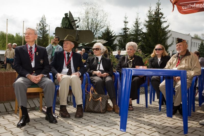V pondělí 3. května 2010 navštívili zástupci belgických veteránů, kteří se účastnili Slavností svobody 2010, také město Holýšov. Pánové Artur Otto a Louis A.H. Gilhoul, se zúčastnili slavnostního odhalení Pamětní desky veteránům 17. belgického střeleckého praporu. Ve středu 5. května 2010 se američtí veteráni vydali na cestu po západních Čechách. Zamířili např. do Trhanova, kde uctili památku pilota Virgila Paula Kirkhama, který byl v posledních dnech války sestřelen se svým letounem a havaroval v lese právě poblíž Trhanova. Američtí veteráni navštívili také Domažlice a Kdyni.