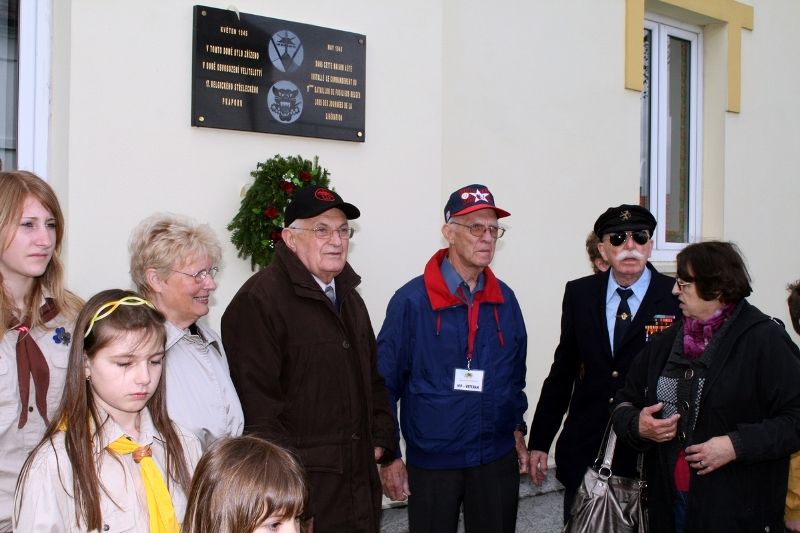 V pondělí 3. května 2010 navštívili zástupci belgických veteránů, kteří se účastnili Slavností svobody 2010, také město Holýšov. Pánové Artur Otto a Louis A.H. Gilhoul, se zúčastnili slavnostního odhalení Pamětní desky veteránům 17. belgického střeleckého praporu. Ve středu 5. května 2010 se američtí veteráni vydali na cestu po západních Čechách. Zamířili např. do Trhanova, kde uctili památku pilota Virgila Paula Kirkhama, který byl v posledních dnech války sestřelen se svým letounem a havaroval v lese právě poblíž Trhanova. Američtí veteráni navštívili také Domažlice a Kdyni.