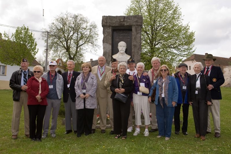 V pondělí 3. května 2010 navštívili zástupci belgických veteránů, kteří se účastnili Slavností svobody 2010, také město Holýšov. Pánové Artur Otto a Louis A.H. Gilhoul, se zúčastnili slavnostního odhalení Pamětní desky veteránům 17. belgického střeleckého praporu. Ve středu 5. května 2010 se američtí veteráni vydali na cestu po západních Čechách. Zamířili např. do Trhanova, kde uctili památku pilota Virgila Paula Kirkhama, který byl v posledních dnech války sestřelen se svým letounem a havaroval v lese právě poblíž Trhanova. Američtí veteráni navštívili také Domažlice a Kdyni.