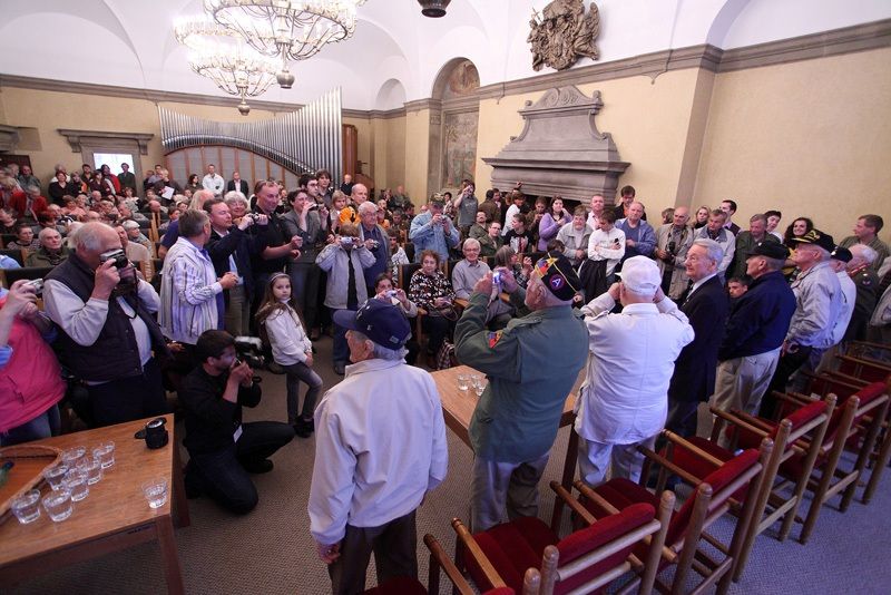 Plzeň navštívily v roce 2010 téměř tři desítky amerických válečných veteránů a sedm belgických. Nechyběl mezi nimi Eric Petersen, Earl Ingram, George Thompson nebo syn generála Nobleho Charles Noble. Jednou z hlavních osobností oslav 65. výročí osvobození byl vnuk generála Pattona, George Patton Watters.