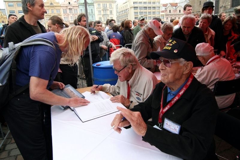 Stovky návštěvníků Slavností svobody 2010 se zúčastnily autogramiády amerických válečných veteránů v Plzni, na náměstí Republiky. Řada zájemců o podpis dvacítky veteránů si s sebou přinesla historické fotografie z doby osvobození v roce 1945 nebo z minulých ročníků Slavností svobody, knihy o osvobození Plzně a podobně. Nechyběly vzpomínky na setkání s americkými veterány z minulých let.