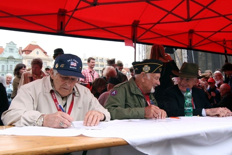 Stovky návštěvníků Slavností svobody 2010 se zúčastnily autogramiády amerických válečných veteránů v Plzni, na náměstí Republiky. Řada zájemců o podpis dvacítky veteránů si s sebou přinesla historické fotografie z doby osvobození v roce 1945 nebo z minulých ročníků Slavností svobody, knihy o osvobození Plzně a podobně. Nechyběly vzpomínky na setkání s americkými veterány z minulých let.