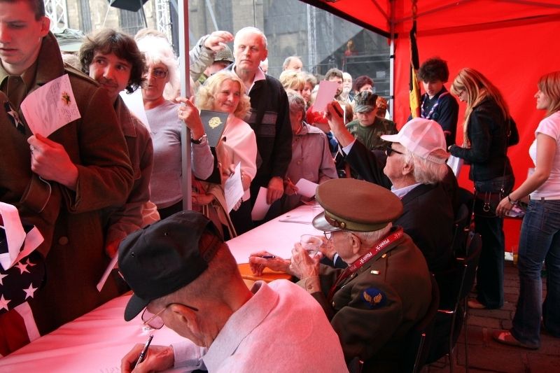 Slavnosti svobody 2010 - Autogramiáda veteránů na náměstí Republiky