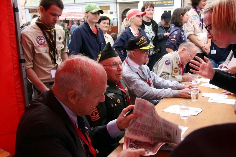 Stovky návštěvníků Slavností svobody 2010 se zúčastnily autogramiády amerických válečných veteránů v Plzni, na náměstí Republiky. Řada zájemců o podpis dvacítky veteránů si s sebou přinesla historické fotografie z doby osvobození v roce 1945 nebo z minulých ročníků Slavností svobody, knihy o osvobození Plzně a podobně. Nechyběly vzpomínky na setkání s americkými veterány z minulých let.