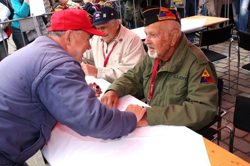 Stovky návštěvníků Slavností svobody 2010 se zúčastnily autogramiády amerických válečných veteránů v Plzni, na náměstí Republiky. Řada zájemců o podpis dvacítky veteránů si s sebou přinesla historické fotografie z doby osvobození v roce 1945 nebo z minulých ročníků Slavností svobody, knihy o osvobození Plzně a podobně. Nechyběly vzpomínky na setkání s americkými veterány z minulých let.