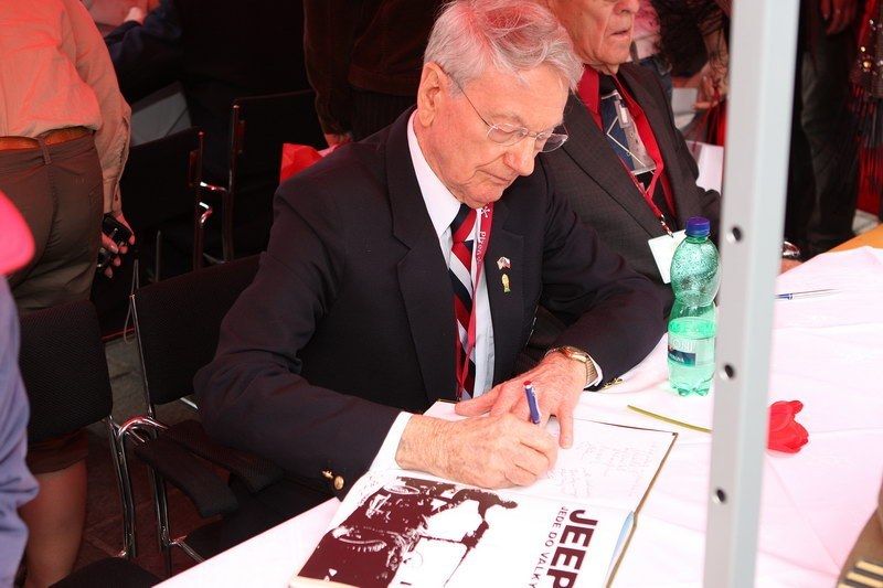 Stovky návštěvníků Slavností svobody 2010 se zúčastnily autogramiády amerických válečných veteránů v Plzni, na náměstí Republiky. Řada zájemců o podpis dvacítky veteránů si s sebou přinesla historické fotografie z doby osvobození v roce 1945 nebo z minulých ročníků Slavností svobody, knihy o osvobození Plzně a podobně. Nechyběly vzpomínky na setkání s americkými veterány z minulých let.