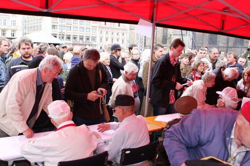 Stovky návštěvníků Slavností svobody 2010 se zúčastnily autogramiády amerických válečných veteránů v Plzni, na náměstí Republiky. Řada zájemců o podpis dvacítky veteránů si s sebou přinesla historické fotografie z doby osvobození v roce 1945 nebo z minulých ročníků Slavností svobody, knihy o osvobození Plzně a podobně. Nechyběly vzpomínky na setkání s americkými veterány z minulých let.