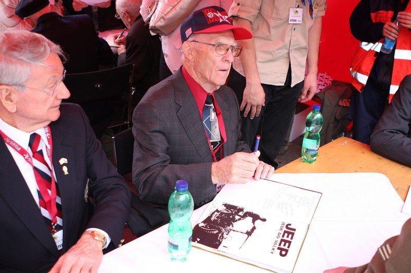 Stovky návštěvníků Slavností svobody 2010 se zúčastnily autogramiády amerických válečných veteránů v Plzni, na náměstí Republiky. Řada zájemců o podpis dvacítky veteránů si s sebou přinesla historické fotografie z doby osvobození v roce 1945 nebo z minulých ročníků Slavností svobody, knihy o osvobození Plzně a podobně. Nechyběly vzpomínky na setkání s americkými veterány z minulých let.