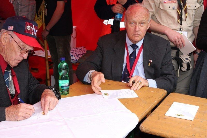 Stovky návštěvníků Slavností svobody 2010 se zúčastnily autogramiády amerických válečných veteránů v Plzni, na náměstí Republiky. Řada zájemců o podpis dvacítky veteránů si s sebou přinesla historické fotografie z doby osvobození v roce 1945 nebo z minulých ročníků Slavností svobody, knihy o osvobození Plzně a podobně. Nechyběly vzpomínky na setkání s americkými veterány z minulých let.