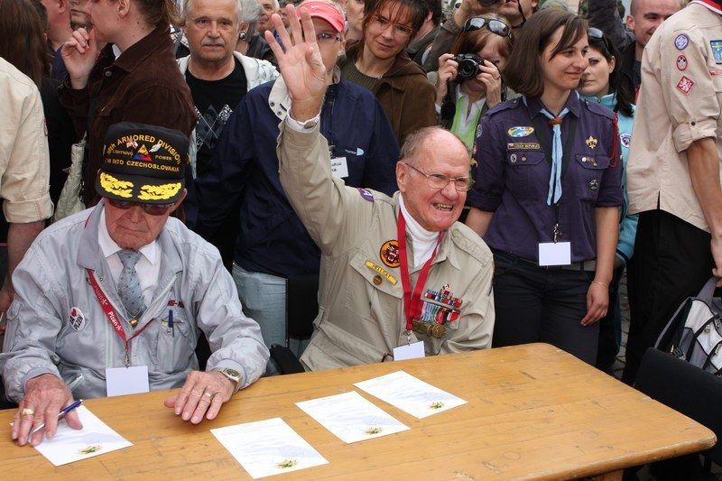 Stovky návštěvníků Slavností svobody 2010 se zúčastnily autogramiády amerických válečných veteránů v Plzni, na náměstí Republiky. Řada zájemců o podpis dvacítky veteránů si s sebou přinesla historické fotografie z doby osvobození v roce 1945 nebo z minulých ročníků Slavností svobody, knihy o osvobození Plzně a podobně. Nechyběly vzpomínky na setkání s americkými veterány z minulých let.