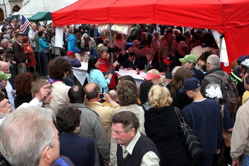 Stovky návštěvníků Slavností svobody 2010 se zúčastnily autogramiády amerických válečných veteránů v Plzni, na náměstí Republiky. Řada zájemců o podpis dvacítky veteránů si s sebou přinesla historické fotografie z doby osvobození v roce 1945 nebo z minulých ročníků Slavností svobody, knihy o osvobození Plzně a podobně. Nechyběly vzpomínky na setkání s americkými veterány z minulých let.