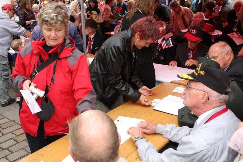 Stovky návštěvníků Slavností svobody 2010 se zúčastnily autogramiády amerických válečných veteránů v Plzni, na náměstí Republiky. Řada zájemců o podpis dvacítky veteránů si s sebou přinesla historické fotografie z doby osvobození v roce 1945 nebo z minulých ročníků Slavností svobody, knihy o osvobození Plzně a podobně. Nechyběly vzpomínky na setkání s americkými veterány z minulých let.