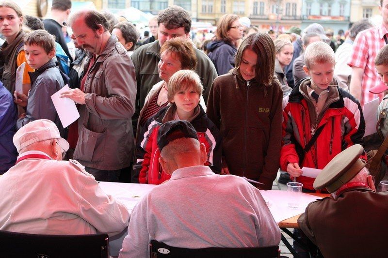 Stovky návštěvníků Slavností svobody 2010 se zúčastnily autogramiády amerických válečných veteránů v Plzni, na náměstí Republiky. Řada zájemců o podpis dvacítky veteránů si s sebou přinesla historické fotografie z doby osvobození v roce 1945 nebo z minulých ročníků Slavností svobody, knihy o osvobození Plzně a podobně. Nechyběly vzpomínky na setkání s americkými veterány z minulých let.