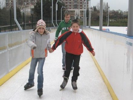 Unikátní kluziště s bruslařskou dráhou v Centrálním parku na Lochotíně.