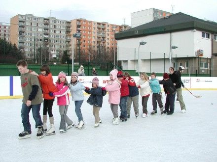 Unikátní kluziště s bruslařskou dráhou v Centrálním parku na Lochotíně.