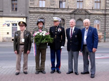 Husova ulice - položení věnce u památníku 16. obrněné divize