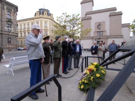 Husova ulice - položení věnce u památníku 16. obrněné divize