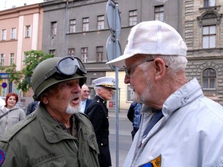 Husova ulice - položení věnce u památníku 16. obrněné divize