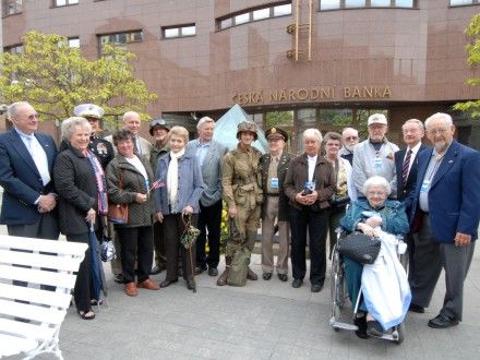 Husova ulice - položení věnce u památníku 16. obrněné divize