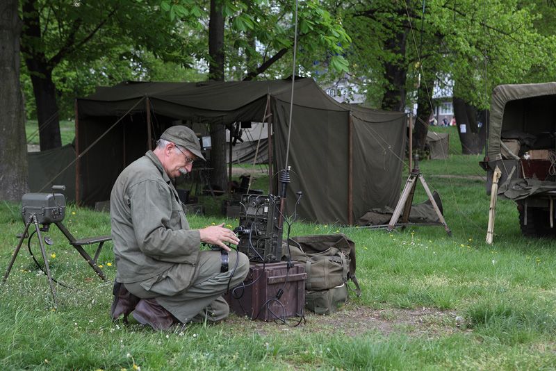 Historický kemp 16. obrněné divize U. S. Army, který vyrostl Ve Štruncových sadech, byl jednoznačně největší v historii České republiky, a to zejména díky množství vojenské techniky dovezené z celé Evropy. Připravily ho Klub vojenské historie 4th Armored Division U. S. Army a Klub 2. pěší divize Plzeň za účasti zahraničních militaristů ze sdružení 2nd Armored in Europe. Necelé dvě stovky vojáků v dobových uniformách přiblížily běžný vojenský život – uvidíte velitelství, nemocnici, dílny, telefonní ústřednu, kuchyni, jídelnu a také techniku jako tank M8 Greyhound, pancéřované vozidlo M3 Half Track a Jeepy.
Nedaleko vyrostl pod vedením Army Club The Czech Regiment kemp Kombinovaného oddílu, což byla skutečná československá vojenská jednotka, která přijela do Plzně 7. května 1945, s podtitulem Československé vojsko ze západu, pod velením U. S. Army v západních Čechách. Z dobové techniky se představily například britské bicykly, vojenské motocykly a nákladní auta či štábní limuzíny a dva obrněné transportéry. St