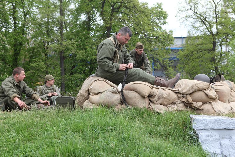 Historický kemp 16. obrněné divize U. S. Army, který vyrostl Ve Štruncových sadech, byl jednoznačně největší v historii České republiky, a to zejména díky množství vojenské techniky dovezené z celé Evropy. Připravily ho Klub vojenské historie 4th Armored Division U. S. Army a Klub 2. pěší divize Plzeň za účasti zahraničních militaristů ze sdružení 2nd Armored in Europe. Necelé dvě stovky vojáků v dobových uniformách přiblížily běžný vojenský život – uvidíte velitelství, nemocnici, dílny, telefonní ústřednu, kuchyni, jídelnu a také techniku jako tank M8 Greyhound, pancéřované vozidlo M3 Half Track a Jeepy.
Nedaleko vyrostl pod vedením Army Club The Czech Regiment kemp Kombinovaného oddílu, což byla skutečná československá vojenská jednotka, která přijela do Plzně 7. května 1945, s podtitulem Československé vojsko ze západu, pod velením U. S. Army v západních Čechách. Z dobové techniky se představily například britské bicykly, vojenské motocykly a nákladní auta či štábní limuzíny a dva obrněné transportéry. St