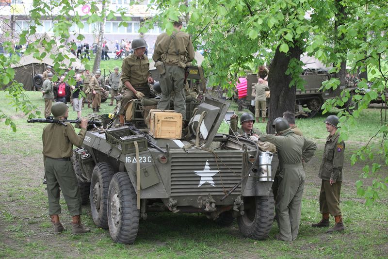 Historický kemp 16. obrněné divize U. S. Army, který vyrostl Ve Štruncových sadech, byl jednoznačně největší v historii České republiky, a to zejména díky množství vojenské techniky dovezené z celé Evropy. Připravily ho Klub vojenské historie 4th Armored Division U. S. Army a Klub 2. pěší divize Plzeň za účasti zahraničních militaristů ze sdružení 2nd Armored in Europe. Necelé dvě stovky vojáků v dobových uniformách přiblížily běžný vojenský život – uvidíte velitelství, nemocnici, dílny, telefonní ústřednu, kuchyni, jídelnu a také techniku jako tank M8 Greyhound, pancéřované vozidlo M3 Half Track a Jeepy.
Nedaleko vyrostl pod vedením Army Club The Czech Regiment kemp Kombinovaného oddílu, což byla skutečná československá vojenská jednotka, která přijela do Plzně 7. května 1945, s podtitulem Československé vojsko ze západu, pod velením U. S. Army v západních Čechách. Z dobové techniky se představily například britské bicykly, vojenské motocykly a nákladní auta či štábní limuzíny a dva obrněné transportéry. St