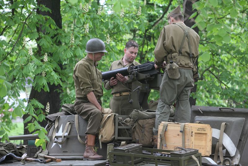 Historický kemp 16. obrněné divize U. S. Army, který vyrostl Ve Štruncových sadech, byl jednoznačně největší v historii České republiky, a to zejména díky množství vojenské techniky dovezené z celé Evropy. Připravily ho Klub vojenské historie 4th Armored Division U. S. Army a Klub 2. pěší divize Plzeň za účasti zahraničních militaristů ze sdružení 2nd Armored in Europe. Necelé dvě stovky vojáků v dobových uniformách přiblížily běžný vojenský život – uvidíte velitelství, nemocnici, dílny, telefonní ústřednu, kuchyni, jídelnu a také techniku jako tank M8 Greyhound, pancéřované vozidlo M3 Half Track a Jeepy.
Nedaleko vyrostl pod vedením Army Club The Czech Regiment kemp Kombinovaného oddílu, což byla skutečná československá vojenská jednotka, která přijela do Plzně 7. května 1945, s podtitulem Československé vojsko ze západu, pod velením U. S. Army v západních Čechách. Z dobové techniky se představily například britské bicykly, vojenské motocykly a nákladní auta či štábní limuzíny a dva obrněné transportéry. St