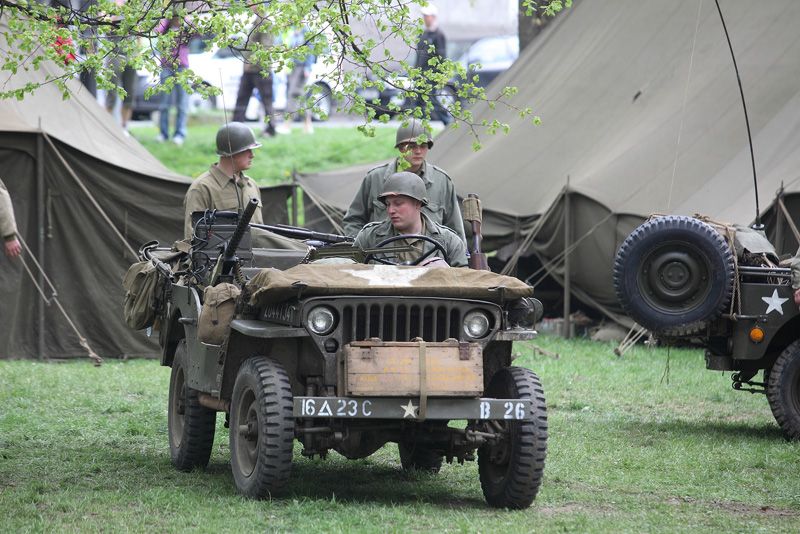 Historický kemp 16. obrněné divize U. S. Army, který vyrostl Ve Štruncových sadech, byl jednoznačně největší v historii České republiky, a to zejména díky množství vojenské techniky dovezené z celé Evropy. Připravily ho Klub vojenské historie 4th Armored Division U. S. Army a Klub 2. pěší divize Plzeň za účasti zahraničních militaristů ze sdružení 2nd Armored in Europe. Necelé dvě stovky vojáků v dobových uniformách přiblížily běžný vojenský život – uvidíte velitelství, nemocnici, dílny, telefonní ústřednu, kuchyni, jídelnu a také techniku jako tank M8 Greyhound, pancéřované vozidlo M3 Half Track a Jeepy.
Nedaleko vyrostl pod vedením Army Club The Czech Regiment kemp Kombinovaného oddílu, což byla skutečná československá vojenská jednotka, která přijela do Plzně 7. května 1945, s podtitulem Československé vojsko ze západu, pod velením U. S. Army v západních Čechách. Z dobové techniky se představily například britské bicykly, vojenské motocykly a nákladní auta či štábní limuzíny a dva obrněné transportéry. St
