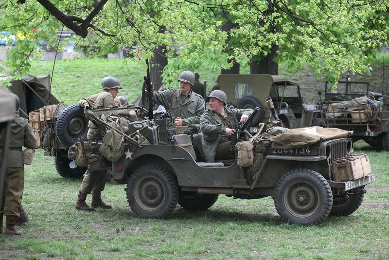 Historický kemp 16. obrněné divize U. S. Army, který vyrostl Ve Štruncových sadech, byl jednoznačně největší v historii České republiky, a to zejména díky množství vojenské techniky dovezené z celé Evropy. Připravily ho Klub vojenské historie 4th Armored Division U. S. Army a Klub 2. pěší divize Plzeň za účasti zahraničních militaristů ze sdružení 2nd Armored in Europe. Necelé dvě stovky vojáků v dobových uniformách přiblížily běžný vojenský život – uvidíte velitelství, nemocnici, dílny, telefonní ústřednu, kuchyni, jídelnu a také techniku jako tank M8 Greyhound, pancéřované vozidlo M3 Half Track a Jeepy.
Nedaleko vyrostl pod vedením Army Club The Czech Regiment kemp Kombinovaného oddílu, což byla skutečná československá vojenská jednotka, která přijela do Plzně 7. května 1945, s podtitulem Československé vojsko ze západu, pod velením U. S. Army v západních Čechách. Z dobové techniky se představily například britské bicykly, vojenské motocykly a nákladní auta či štábní limuzíny a dva obrněné transportéry. St