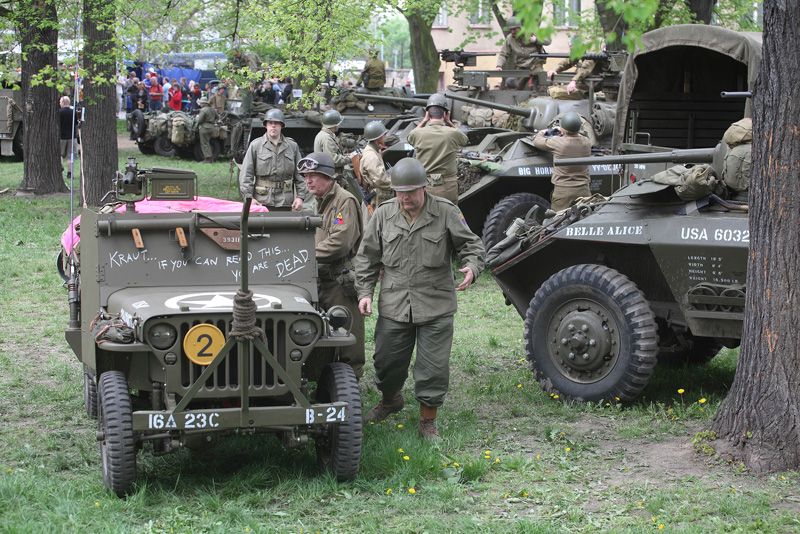 Historický kemp 16. obrněné divize U. S. Army, který vyrostl Ve Štruncových sadech, byl jednoznačně největší v historii České republiky, a to zejména díky množství vojenské techniky dovezené z celé Evropy. Připravily ho Klub vojenské historie 4th Armored Division U. S. Army a Klub 2. pěší divize Plzeň za účasti zahraničních militaristů ze sdružení 2nd Armored in Europe. Necelé dvě stovky vojáků v dobových uniformách přiblížily běžný vojenský život – uvidíte velitelství, nemocnici, dílny, telefonní ústřednu, kuchyni, jídelnu a také techniku jako tank M8 Greyhound, pancéřované vozidlo M3 Half Track a Jeepy.
Nedaleko vyrostl pod vedením Army Club The Czech Regiment kemp Kombinovaného oddílu, což byla skutečná československá vojenská jednotka, která přijela do Plzně 7. května 1945, s podtitulem Československé vojsko ze západu, pod velením U. S. Army v západních Čechách. Z dobové techniky se představily například britské bicykly, vojenské motocykly a nákladní auta či štábní limuzíny a dva obrněné transportéry. St