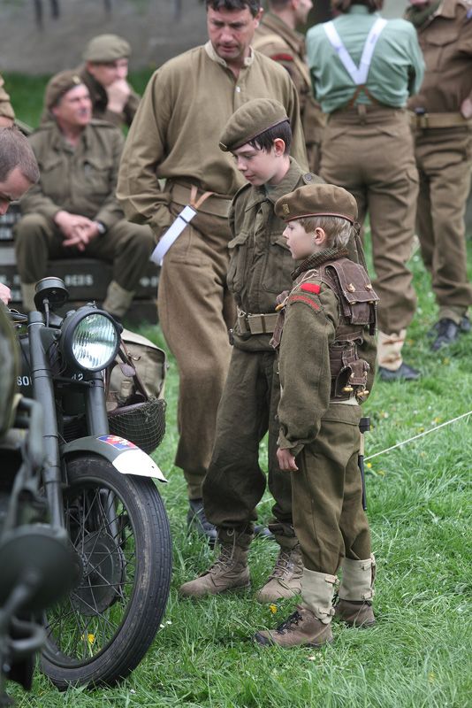 Historický kemp 16. obrněné divize U. S. Army, který vyrostl Ve Štruncových sadech, byl jednoznačně největší v historii České republiky, a to zejména díky množství vojenské techniky dovezené z celé Evropy. Připravily ho Klub vojenské historie 4th Armored Division U. S. Army a Klub 2. pěší divize Plzeň za účasti zahraničních militaristů ze sdružení 2nd Armored in Europe. Necelé dvě stovky vojáků v dobových uniformách přiblížily běžný vojenský život – uvidíte velitelství, nemocnici, dílny, telefonní ústřednu, kuchyni, jídelnu a také techniku jako tank M8 Greyhound, pancéřované vozidlo M3 Half Track a Jeepy.
Nedaleko vyrostl pod vedením Army Club The Czech Regiment kemp Kombinovaného oddílu, což byla skutečná československá vojenská jednotka, která přijela do Plzně 7. května 1945, s podtitulem Československé vojsko ze západu, pod velením U. S. Army v západních Čechách. Z dobové techniky se představily například britské bicykly, vojenské motocykly a nákladní auta či štábní limuzíny a dva obrněné transportéry. St
