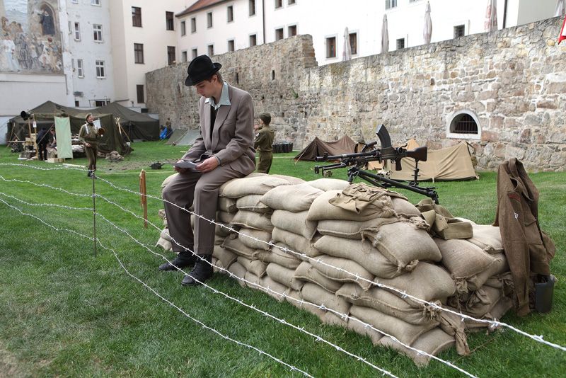Malá část centra Plzně se v průběhu Slavností svobody 2010 propadla zpět časem o pětašedesát let. V Proluce v Křižíkových sadech se díky Klubu vojenské historie Tommy&Yankee Plzeň objevila Svobodná ulici roku 1945. Netradiční projekt oživil květnové oslavy a nabídl nový přístup k historii.