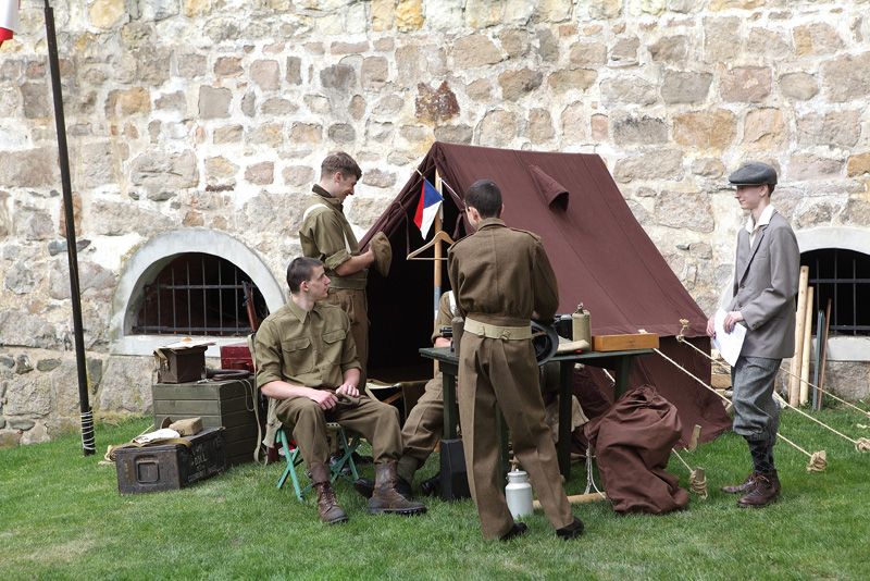 Malá část centra Plzně se v průběhu Slavností svobody 2010 propadla zpět časem o pětašedesát let. V Proluce v Křižíkových sadech se díky Klubu vojenské historie Tommy&Yankee Plzeň objevila Svobodná ulici roku 1945. Netradiční projekt oživil květnové oslavy a nabídl nový přístup k historii.