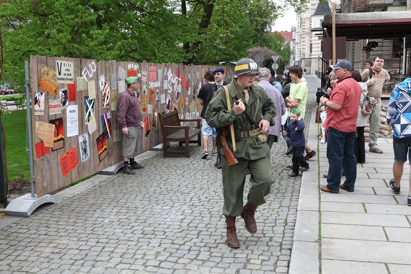Malá část centra Plzně se v průběhu Slavností svobody 2010 propadla zpět časem o pětašedesát let. V Proluce v Křižíkových sadech se díky Klubu vojenské historie Tommy&Yankee Plzeň objevila Svobodná ulici roku 1945. Netradiční projekt oživil květnové oslavy a nabídl nový přístup k historii.